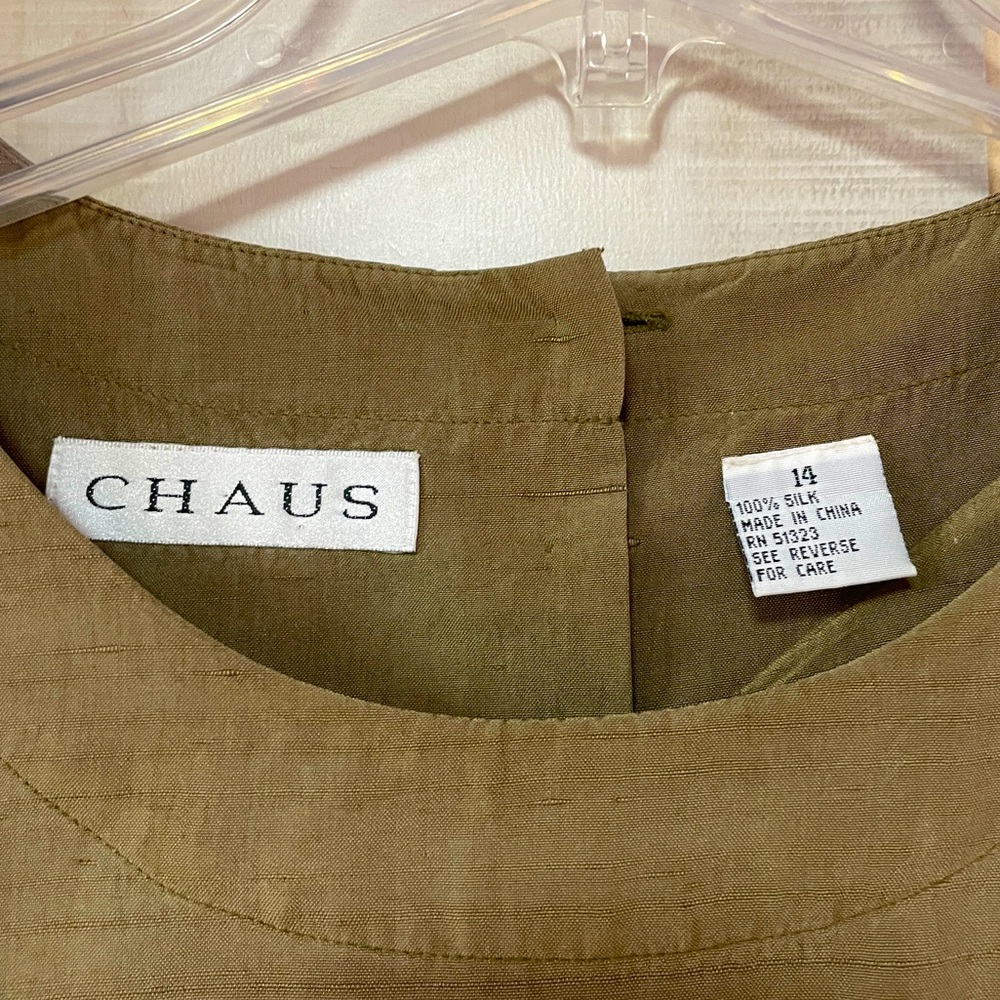 Chaus 100% Silk Olive Green Button Back Split Hem Short Sleeve Top Sz 14 - Picture 3 of 6
